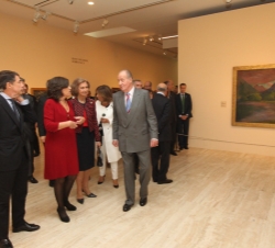 Acto conmemorativo del 20º aniversario del Museo Thyssen-Bornemisza. Los Reyes atienden a las explicaciones de la comisaria de la exposición